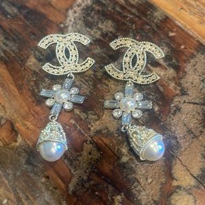 Long gold earrings with pearls and crystals